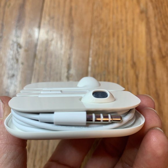 Authentic Apple EarPods Wired Headphones with 3.5mm Headphone Plug - NEW/NWOT - Picture 3 of 4